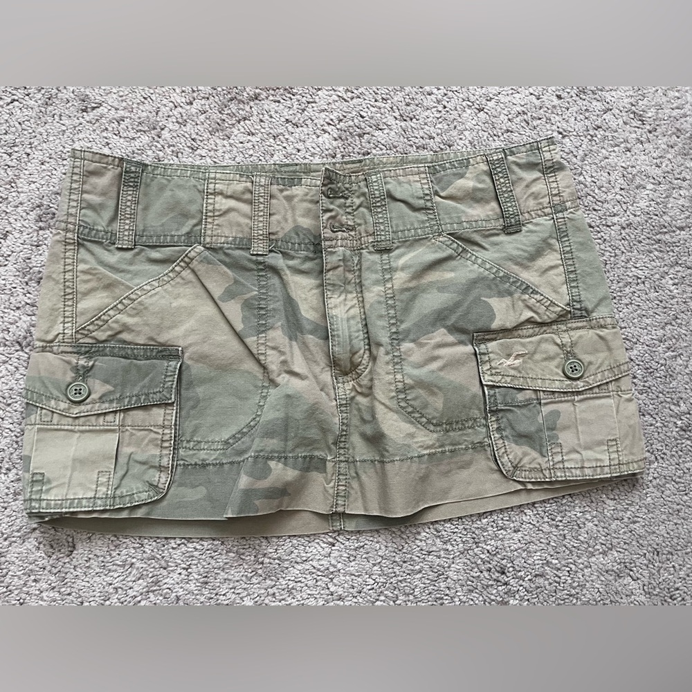 Hollister Camo Cargo Mini Skirt in Green Tones